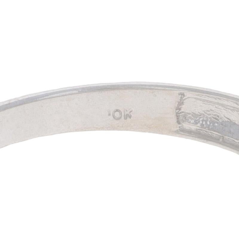 Anneau de mariage unisexe en or blanc à trois pierres et diamants 10k Round .11ctw en vente 2