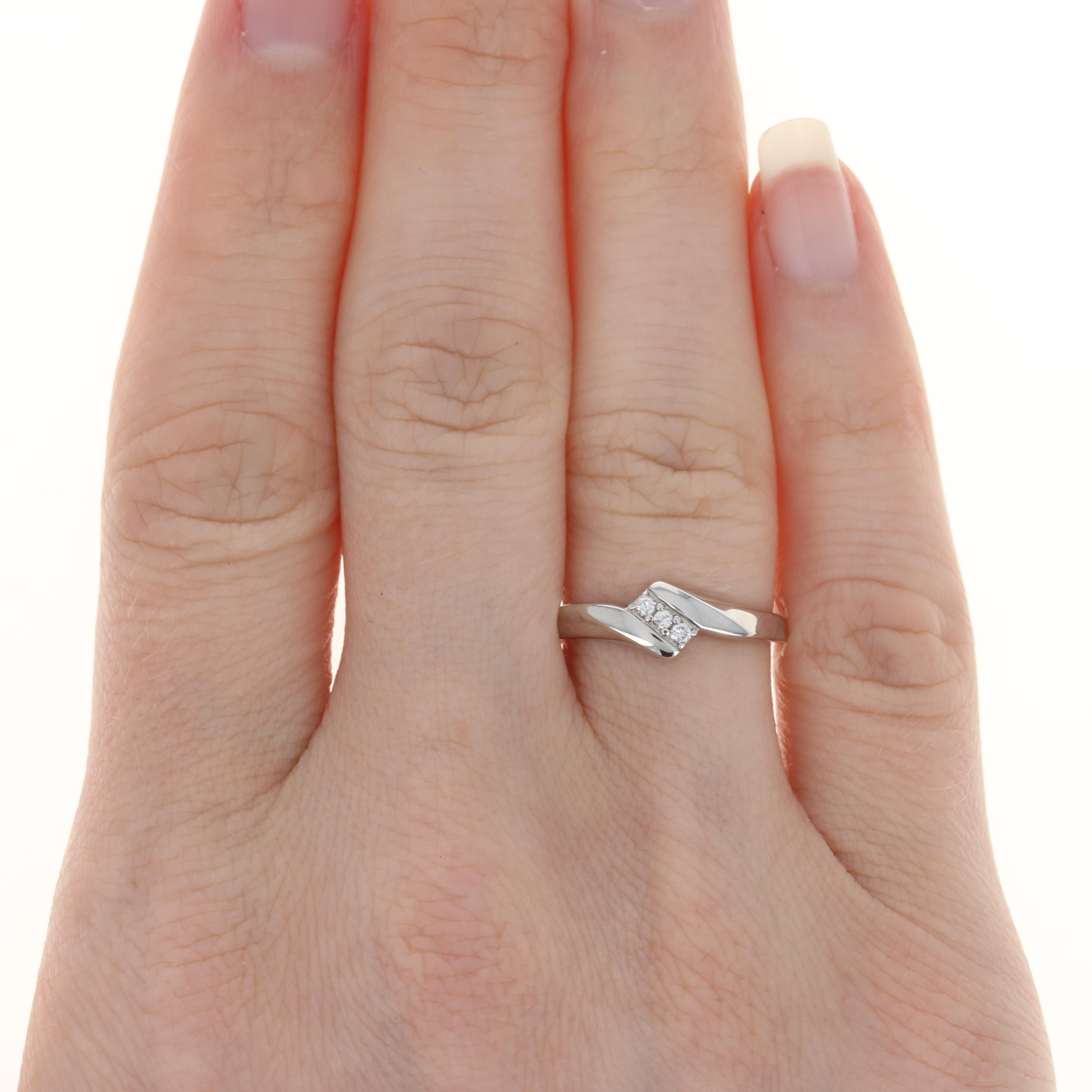 Dreisteiniger Bypass-Ring aus Weißgold mit Diamanten im runden Brillantschliff, 10 Karat () 2