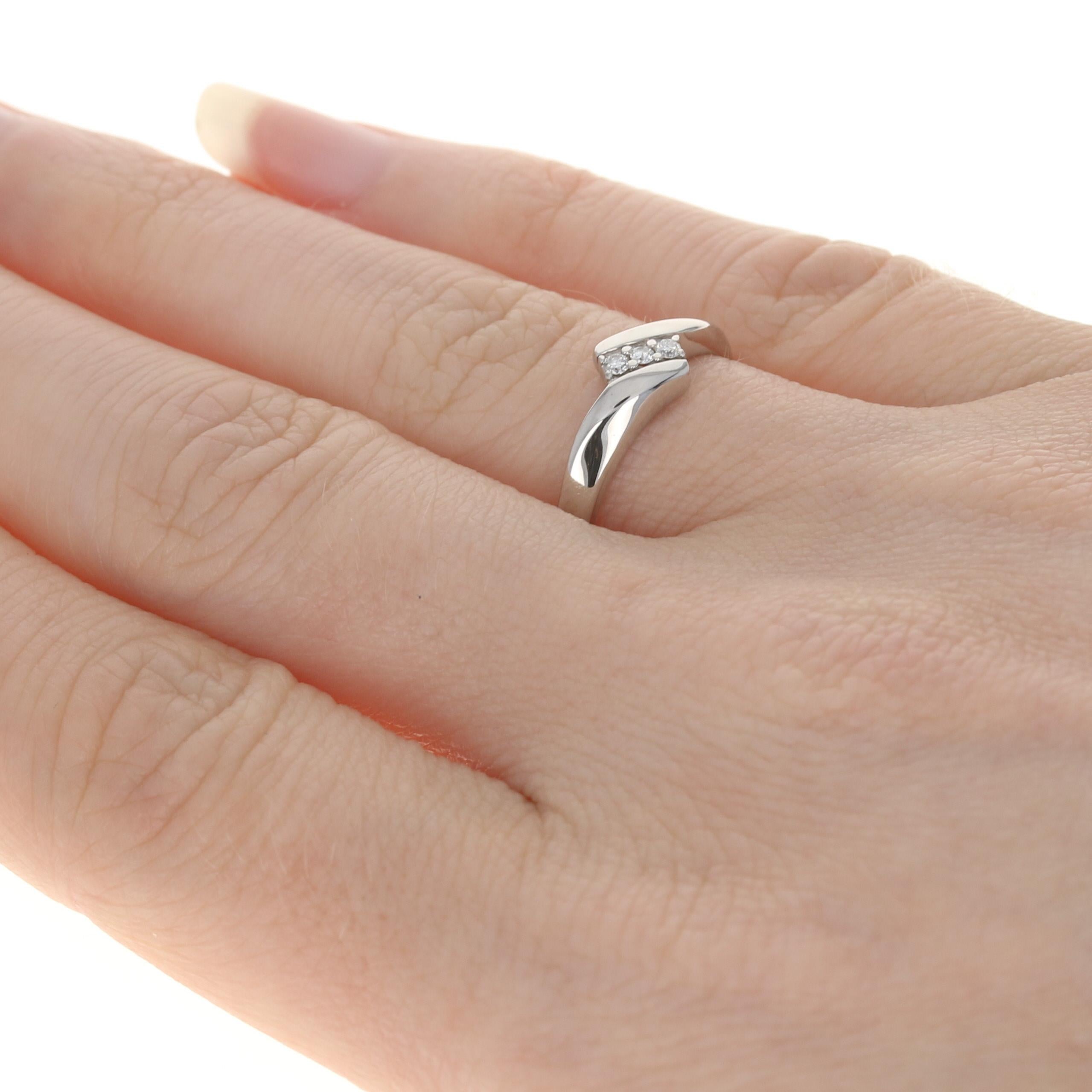 Dreisteiniger Bypass-Ring aus Weißgold mit Diamanten im runden Brillantschliff, 10 Karat () 4