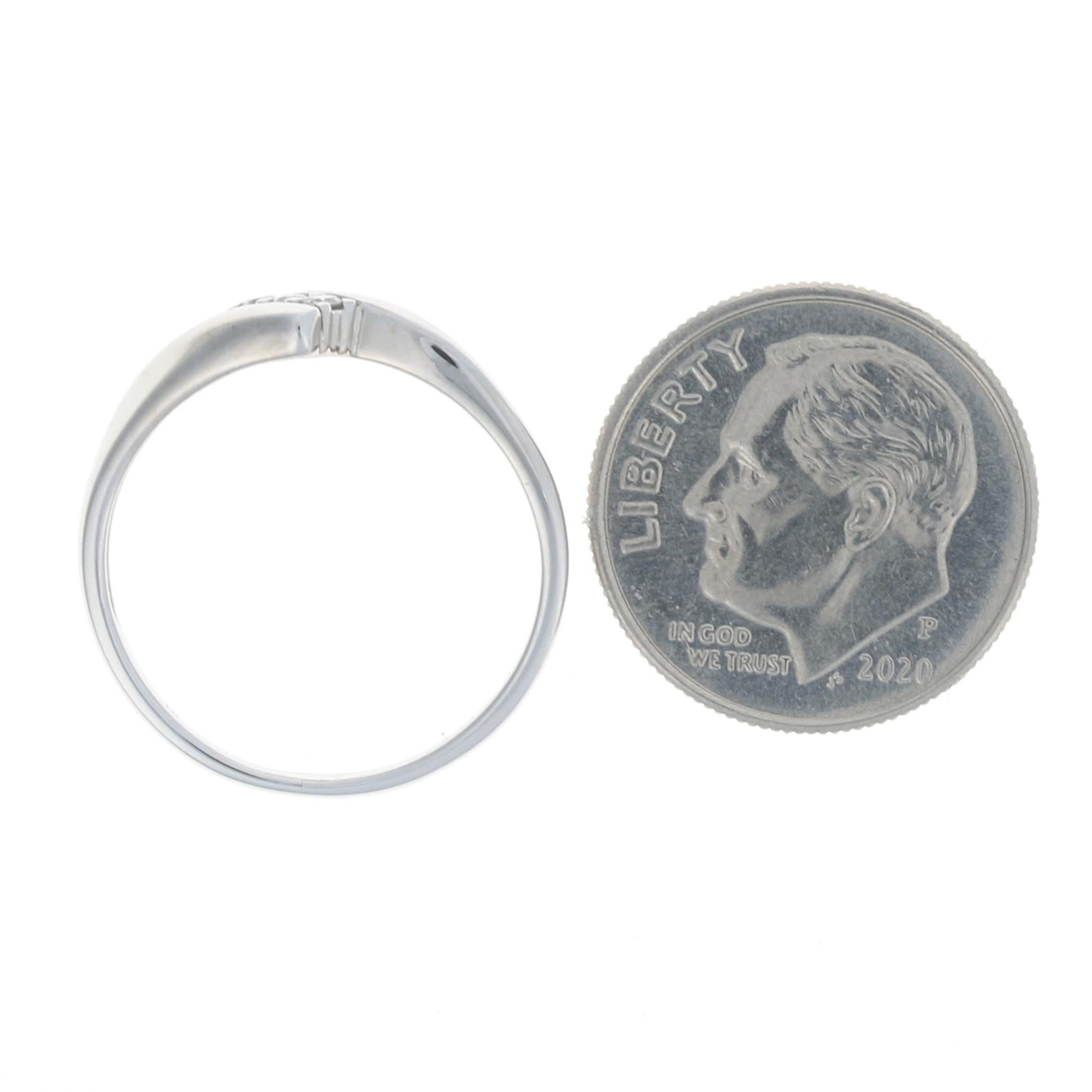 Dreisteiniger Bypass-Ring aus Weißgold mit Diamanten im runden Brillantschliff, 10 Karat () 5