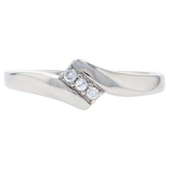 Dreisteiniger Bypass-Ring aus Weißgold mit Diamanten im runden Brillantschliff, 10 Karat