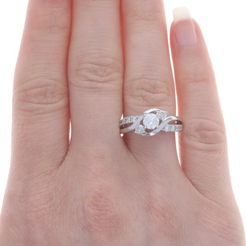 Taille ronde Bague de fiançailles bypass à trois pierres en or blanc 14 carats rond 1,20 ctw en vente