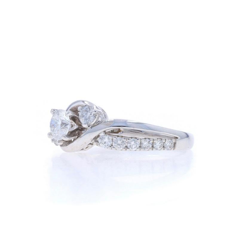 Bague de fiançailles bypass à trois pierres en or blanc 14 carats rond 1,20 ctw Excellent état - En vente à Greensboro, NC