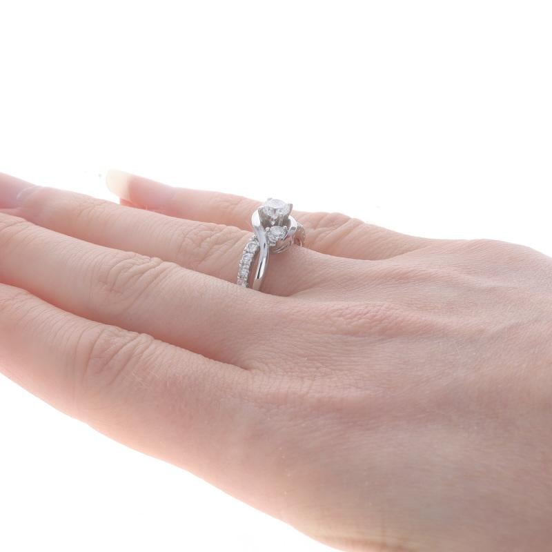 Bague de fiançailles bypass à trois pierres en or blanc 14 carats rond 1,20 ctw Pour femmes en vente