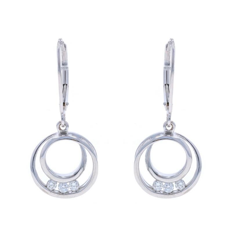 Contenuto del metallo: Oro bianco 14k

Informazioni su A. Stone

Diamanti naturali
Carati: .16ctw
Taglio: Rotondo brillante
Colore: G - H
Chiarezza: SI1 - SI2

Carati totali: .16ctw

Stile: Pendente a tre pietre
Tipo di chiusura: Chiusura a