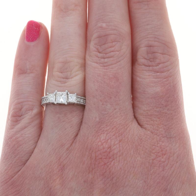 Taglio princess Anello di fidanzamento con tre pietre in oro bianco - 14k Princess .90ctw in vendita