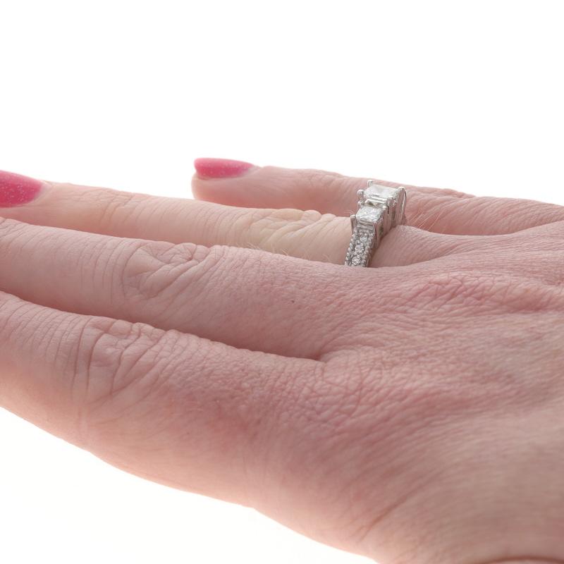 Donna Anello di fidanzamento con tre pietre in oro bianco - 14k Princess .90ctw in vendita