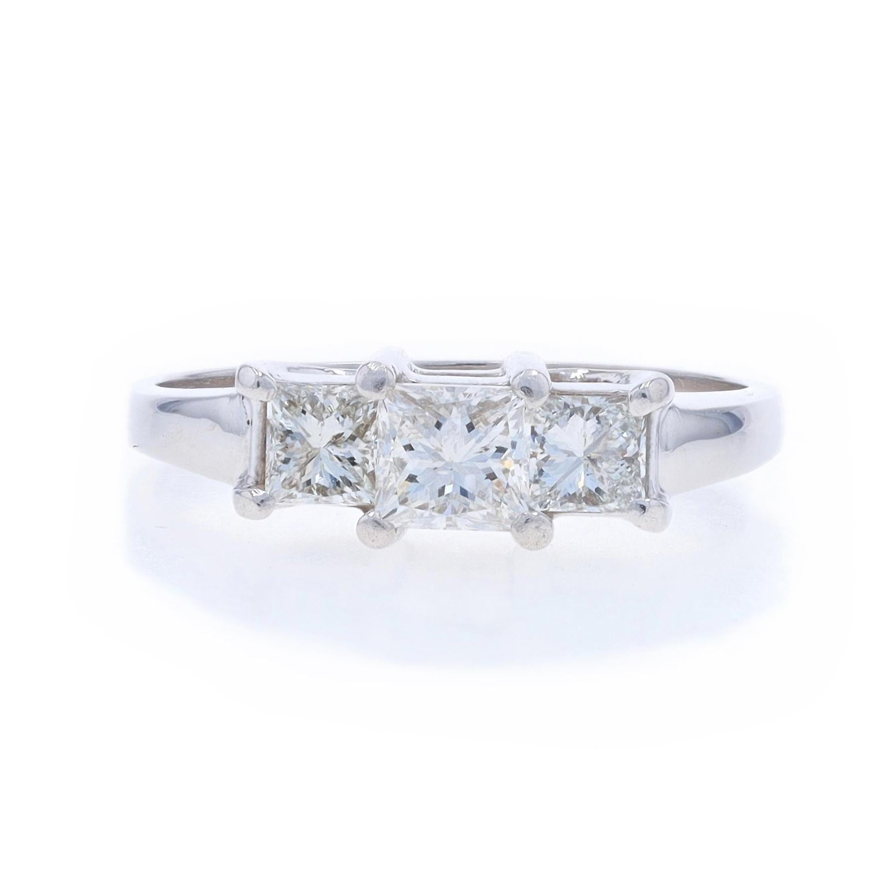 Dimensioni: 7 1/4
Costo della taglia: Up&Up per $40 o Down&Up per $30

Contenuto del metallo: Oro bianco 14k

Informazioni su A. Stone

Diamante naturale
Carati: .44ct
Taglio: Principessa
Colore: G
Chiarezza: I1
Nota di Stone: (centro)

Diamanti