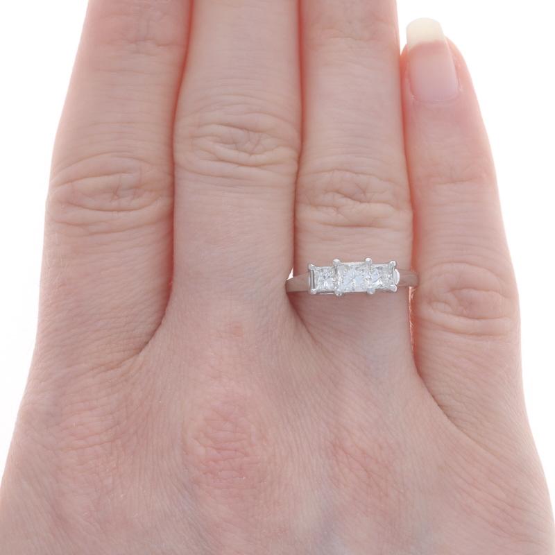 Taglio princess Anello di fidanzamento a tre pietre in oro bianco - 14k Princess .92ctw in vendita