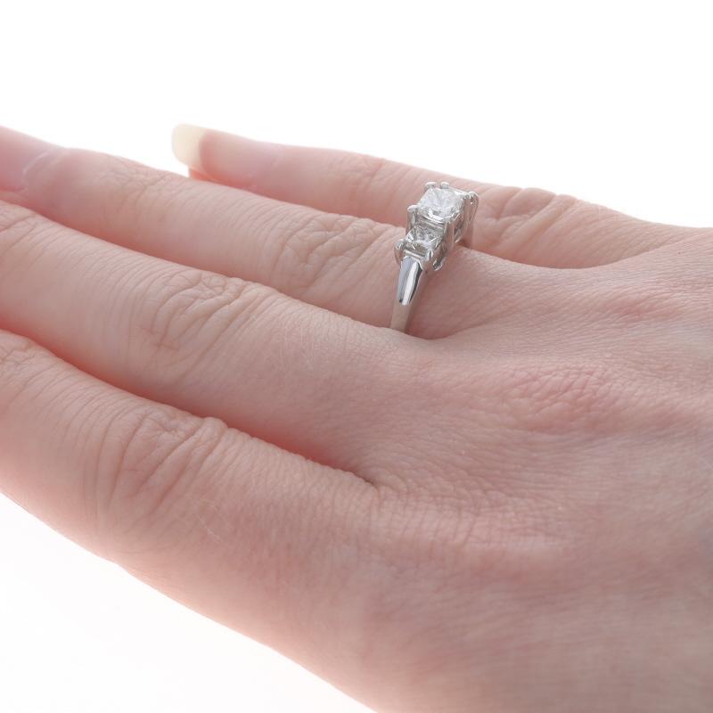 Anello di fidanzamento a tre pietre in oro bianco - 14k Princess .92ctw In condizioni ottime in vendita a Greensboro, NC