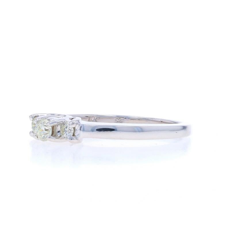 White Gold Diamond Three-Stone Engagement Ring - 14k Round .25ctw Trellis In Excellent Condition For Sale In Greensboro, NC