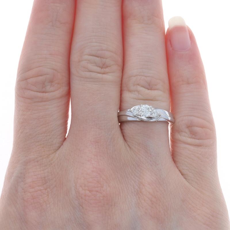 Anillo de compromiso de oro blanco con tres diamantes -14k redondo .44ctw Milgrain Bypass Corte redondo en venta