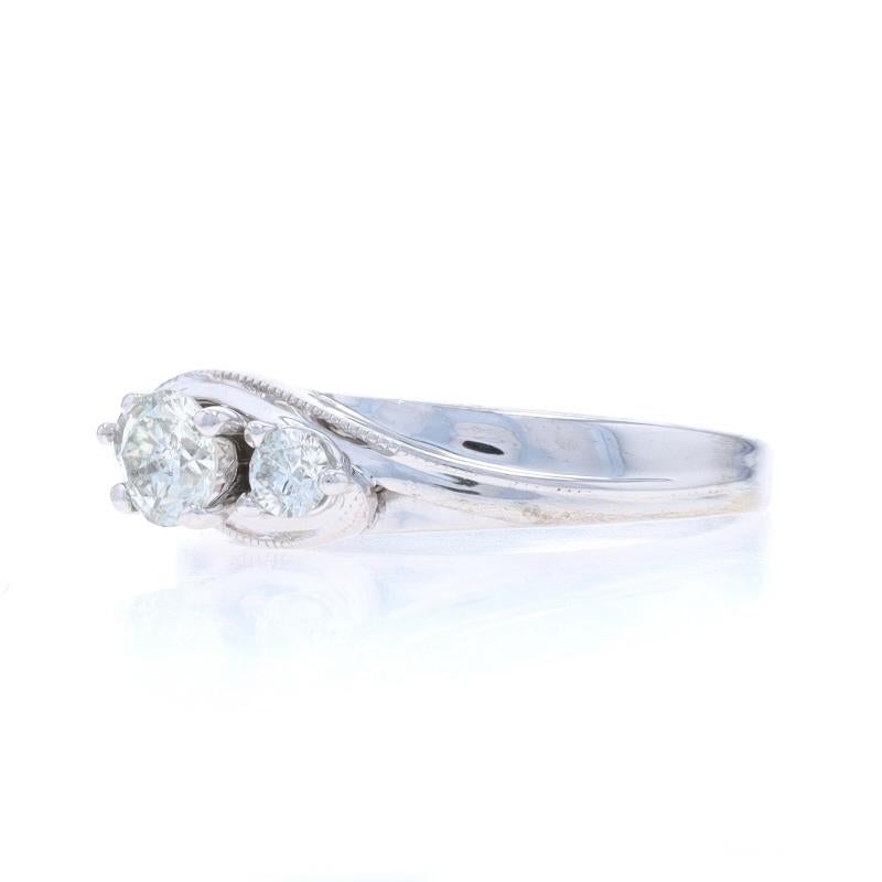 Anillo de compromiso de oro blanco con tres diamantes -14k redondo .44ctw Milgrain Bypass en Excelente estado para la venta en Greensboro, NC
