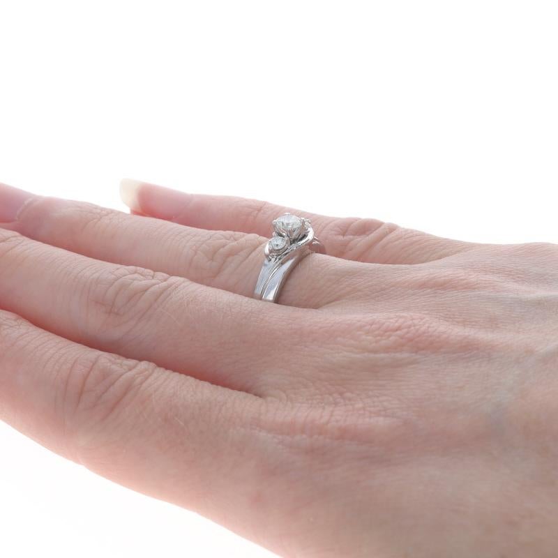 De las mujeres Anillo de compromiso de oro blanco con tres diamantes -14k redondo .44ctw Milgrain Bypass en venta