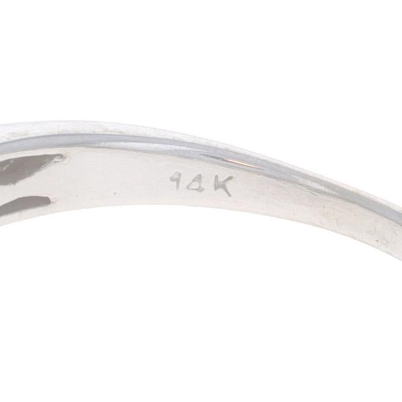 Anillo de compromiso de oro blanco con tres diamantes -14k redondo .44ctw Milgrain Bypass en venta 2