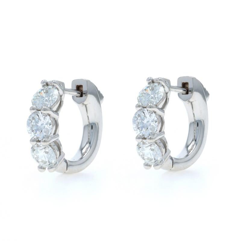 Contenu métallique : Or blanc 14k

Informations sur les pierres

Diamants naturels
Carat(s) : 1.51ctw
Coupe : Brillant rond
Couleur : F - G
Clarté : VS1 - VS2

Total des carats : 1.51ctw

Style : Cercle à trois pierres
Type de fermeture : Fermeture