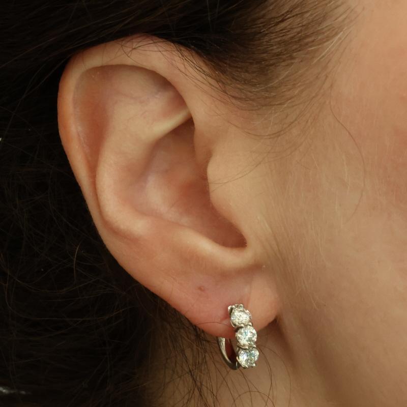 Taille ronde Boucles d'oreilles trois pierres en or blanc - 14k Round 1.51ctw Pierced en vente