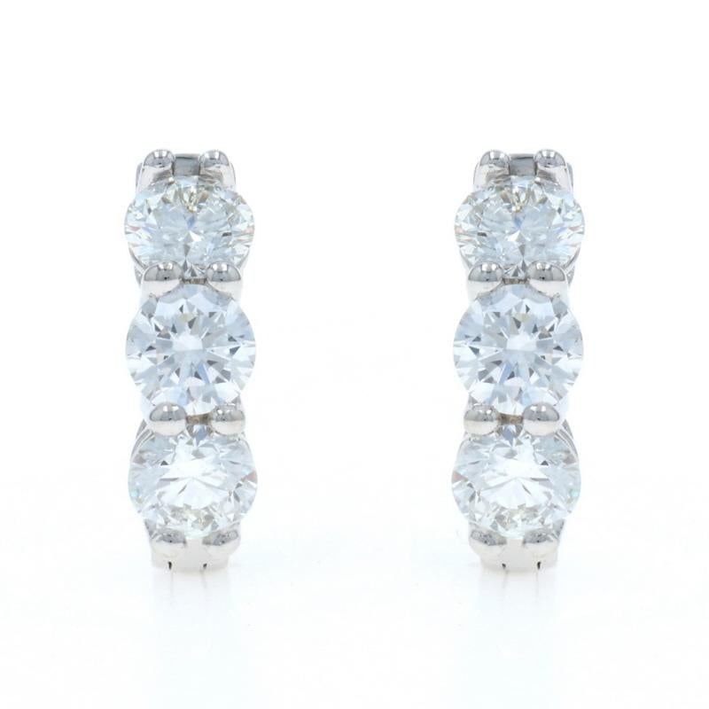 Boucles d'oreilles trois pierres en or blanc - 14k Round 1.51ctw Pierced Neuf - En vente à Greensboro, NC