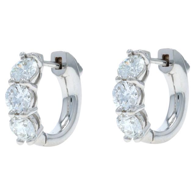 Orecchini a cerchio a tre pietre con diamante in oro bianco - 14k Round 1.51ctw Pierced