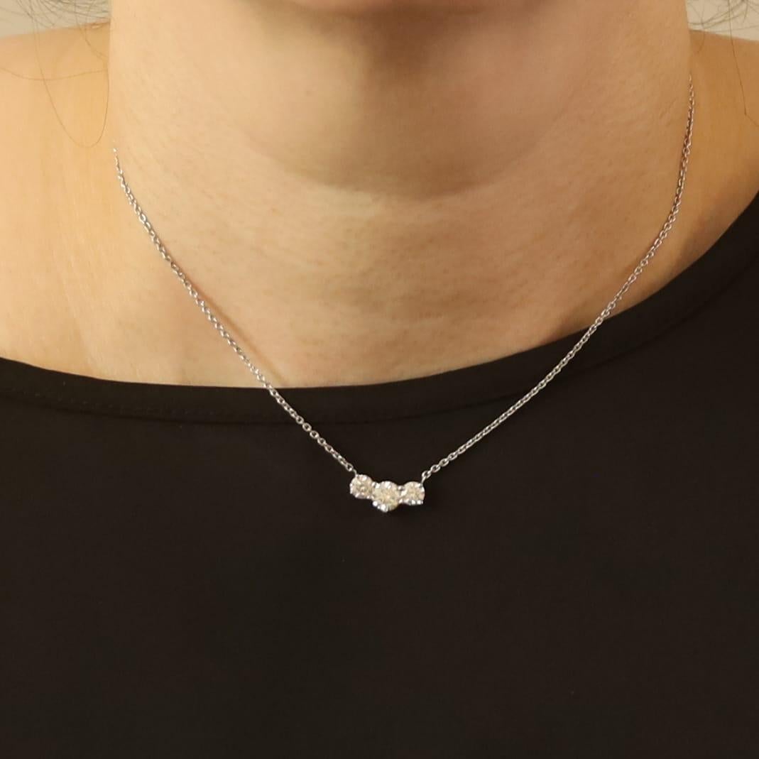 Collier trois pierres en or blanc 18k Round 1.58ctw GIA Excellent état - En vente à Greensboro, NC