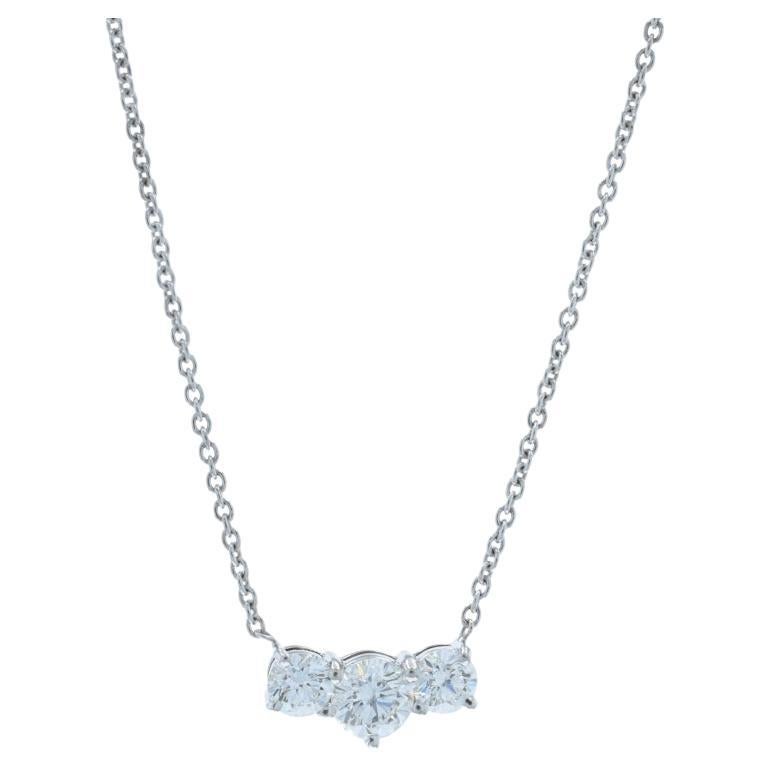 Collier trois pierres en or blanc 18k Round 1.58ctw GIA en vente