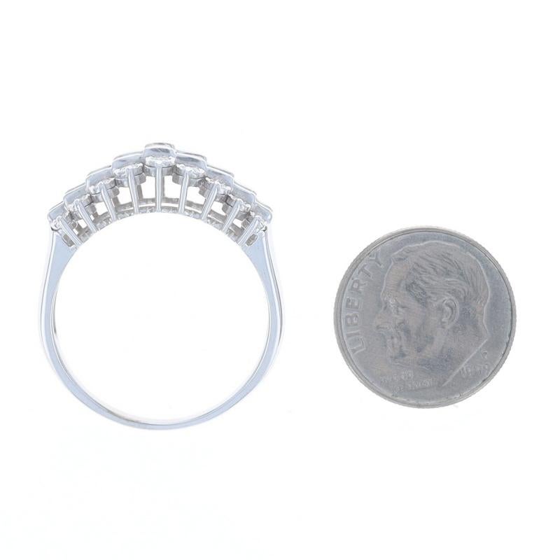 Anello a grappolo di diamanti in oro bianco 10k a brillante rotondo 1,00ctw Cocktail in vendita 1