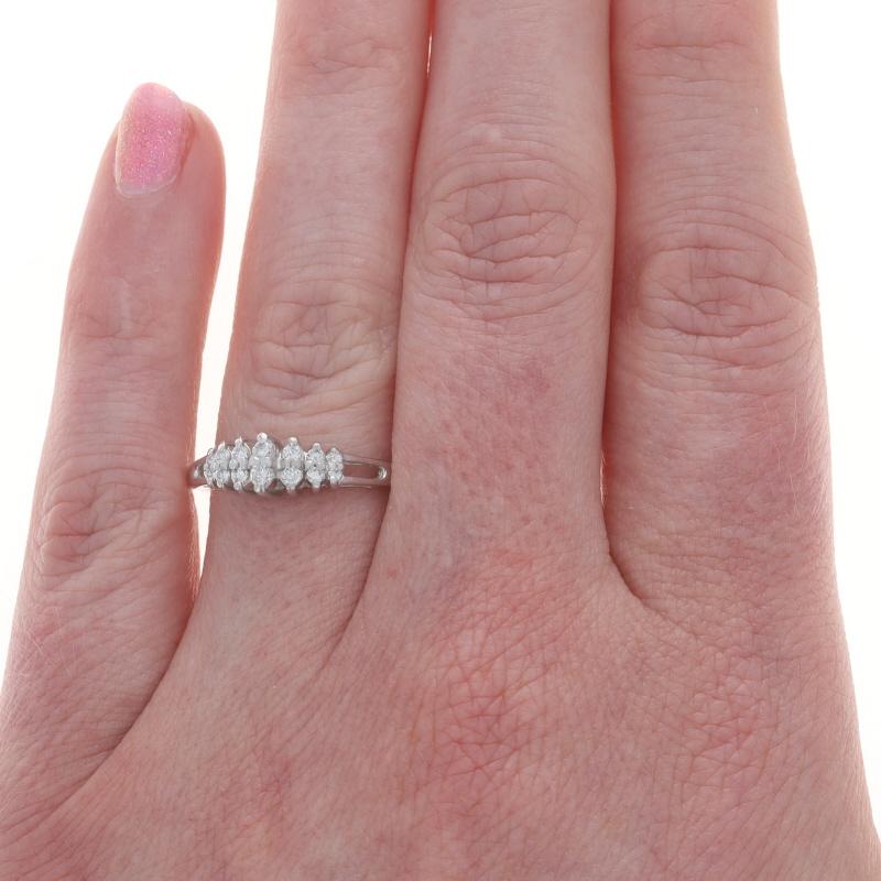 Weißgold Diamond Tiered Cluster Ring 14k Runde Brillant .25ctw (Rundschliff) im Angebot