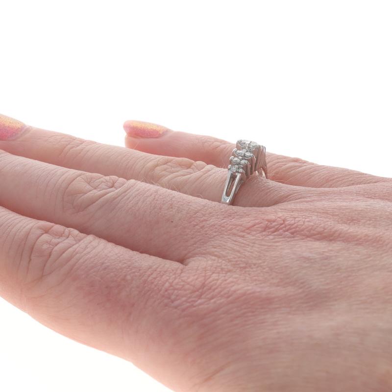 Weißgold Diamond Tiered Cluster Ring 14k Runde Brillant .25ctw im Zustand „Hervorragend“ im Angebot in Greensboro, NC