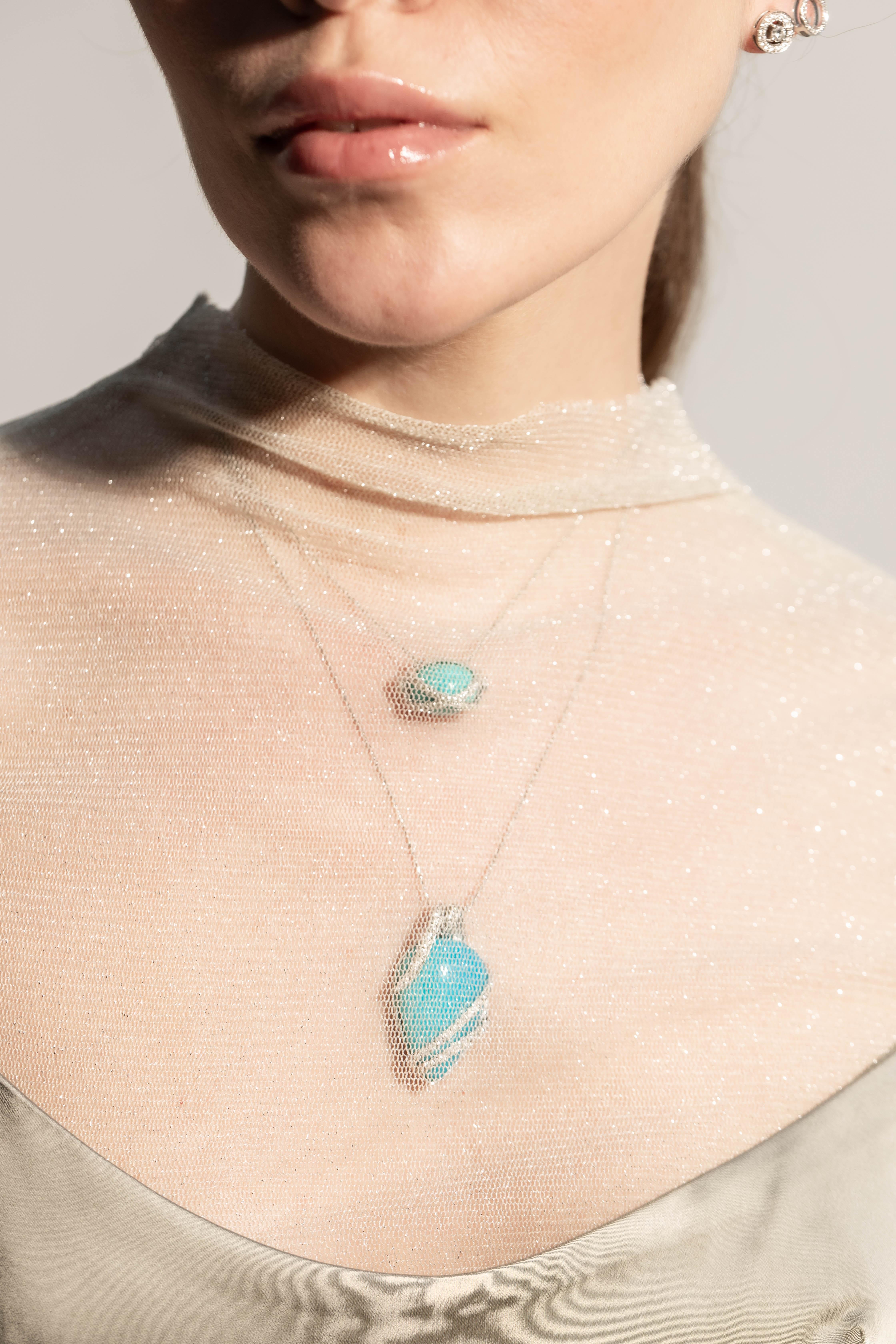 Realizzata in oro bianco luminoso e impreziosita da diamanti brillanti, questa raffinata collana presenta il caratteristico design a doppia chiusura che si apre da entrambi i lati grazie a un cacciavite in miniatura. Questo meccanismo innovativo