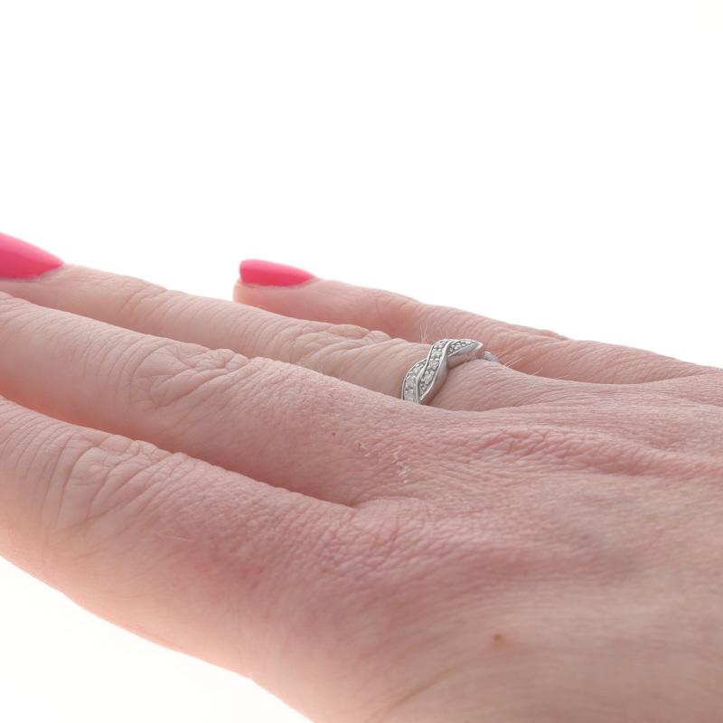 Anneau torsadé en or blanc avec diamant - 10k anneau de mariage rond brillant .20ctw Excellent état - En vente à Greensboro, NC