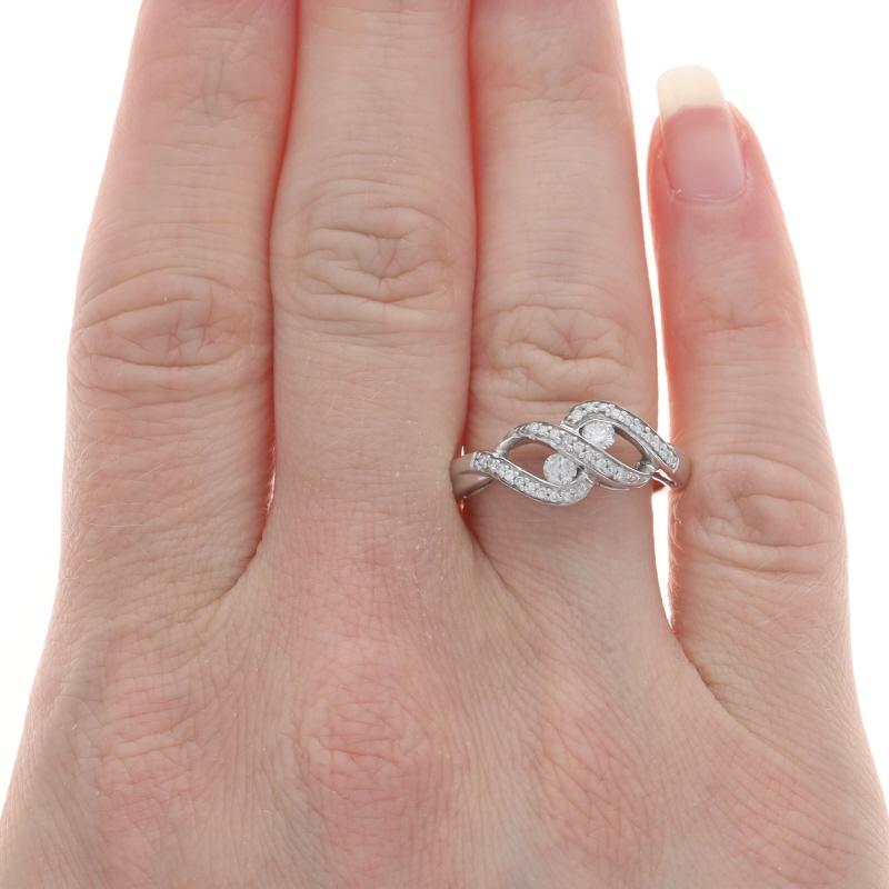 Taglio rotondo Anello a due pietre con diamante in oro bianco - 10k Brilliante rotondo 1/2ctw Swirl in vendita