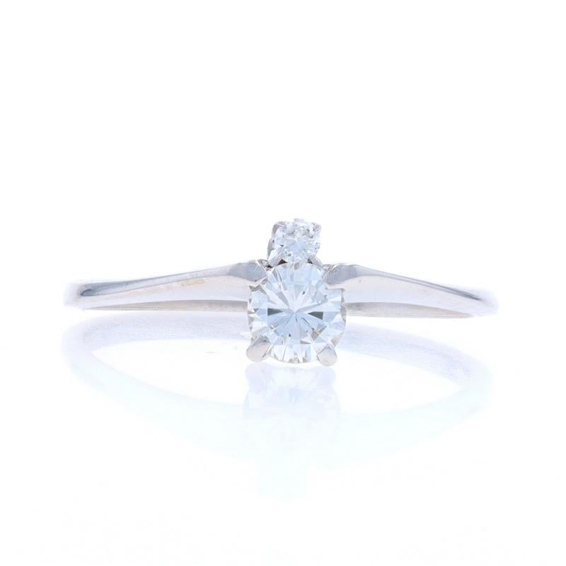 Talla: 8 1/4
Tasa de tallaje: 2 tallas más por 40 $ o 2 tallas menos por 40 $.

Contenido de metal: Oro blanco de 18 quilates y platino 950

Información sobre Stone

Diamante natural
Quilate(s): .35ct
Talla: Redondo brillante
Color: H
Claridad: