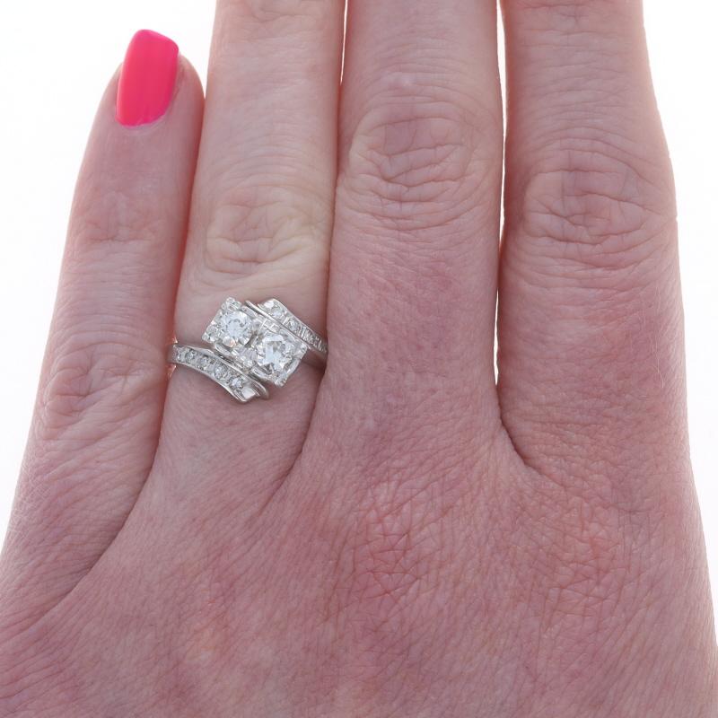 Weißgold Diamant Vintage Bypass Ring 14k Europäische .65ctw Zwei-Stein (Alteuropäischer Schliff) im Angebot