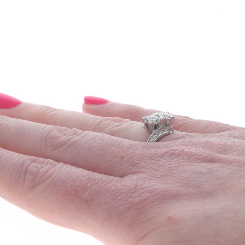 Weißgold Diamant Vintage Bypass Ring 14k Europäische .65ctw Zwei-Stein Damen im Angebot