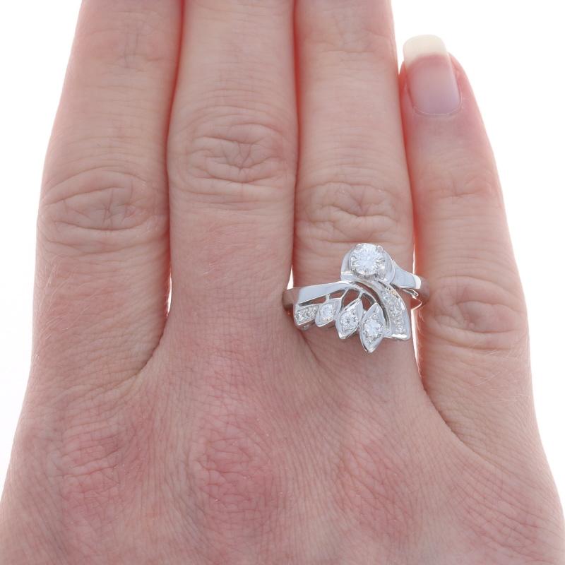 Taglio rotondo Anello Vintage Bypass con diamante in oro bianco 14k Brilliante rotondo 0,55ctw Fan in vendita