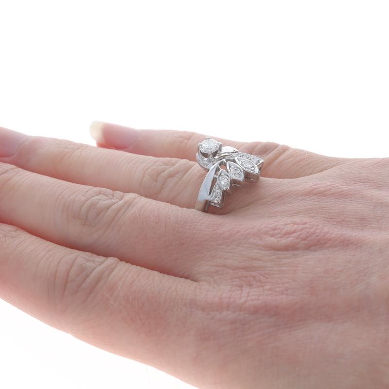 Donna Anello Vintage Bypass con diamante in oro bianco 14k Brilliante rotondo 0,55ctw Fan in vendita