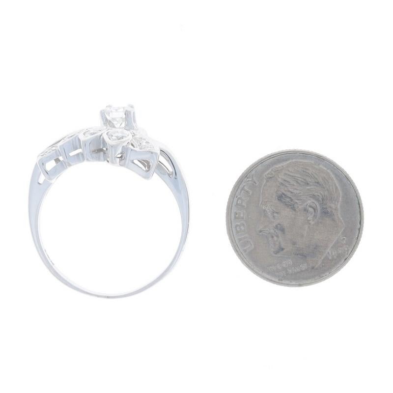 Anello Vintage Bypass con diamante in oro bianco 14k Brilliante rotondo 0,55ctw Fan in vendita 1