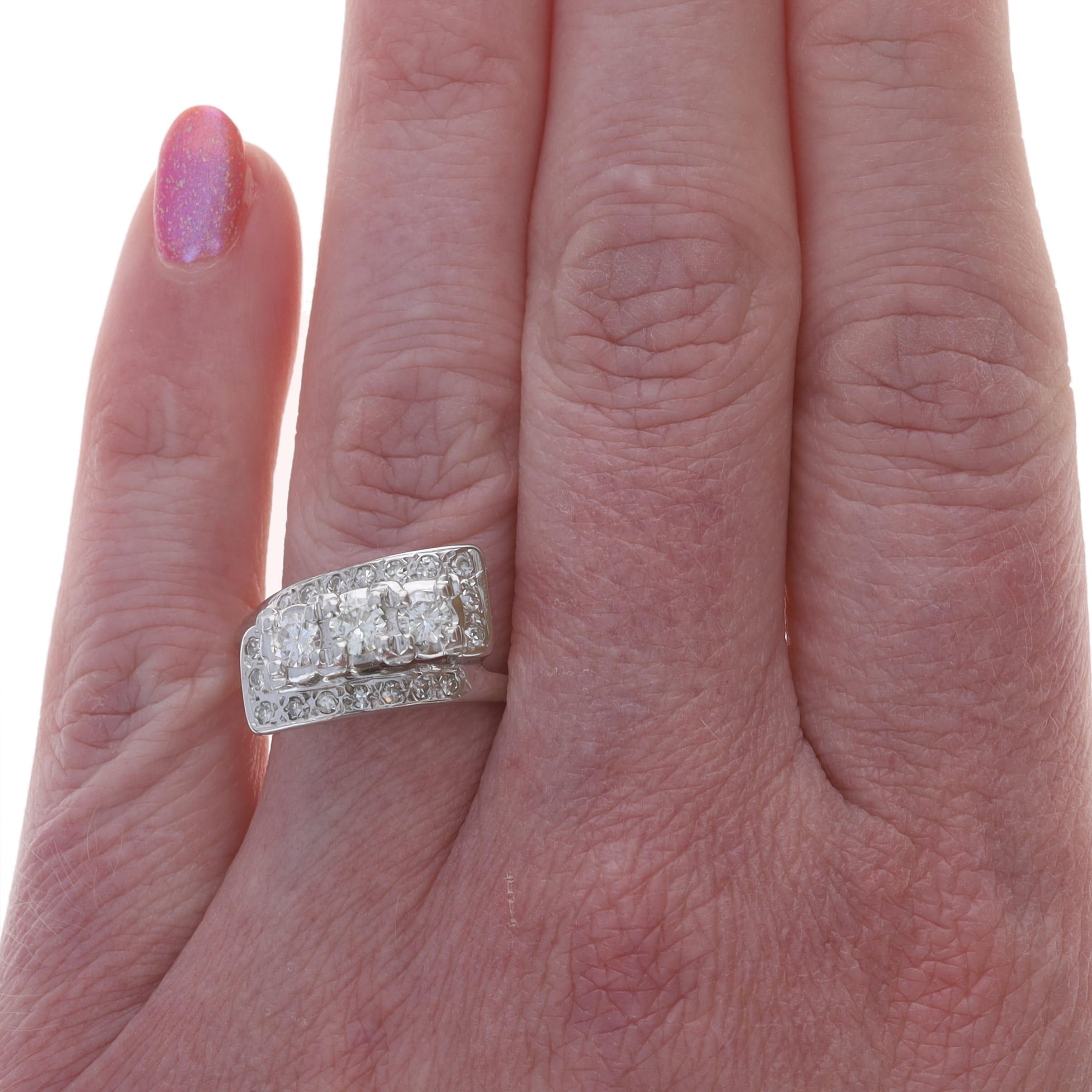 Weißgold Diamant Vintage Bypass Ring - 14k Runde Brillant .72ctw Drei-Stein (Rundschliff) im Angebot