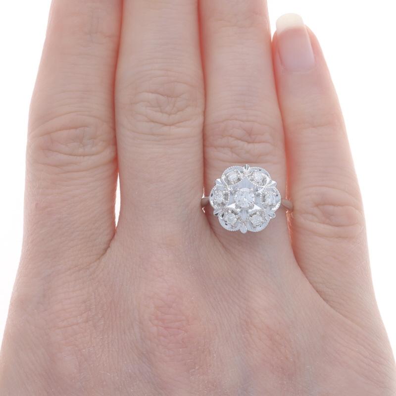 Vintage Cluster-Cocktailring aus Weißgold mit Diamanten - 14k Rd .50ctw Blumen Milgrain (Rundschliff)