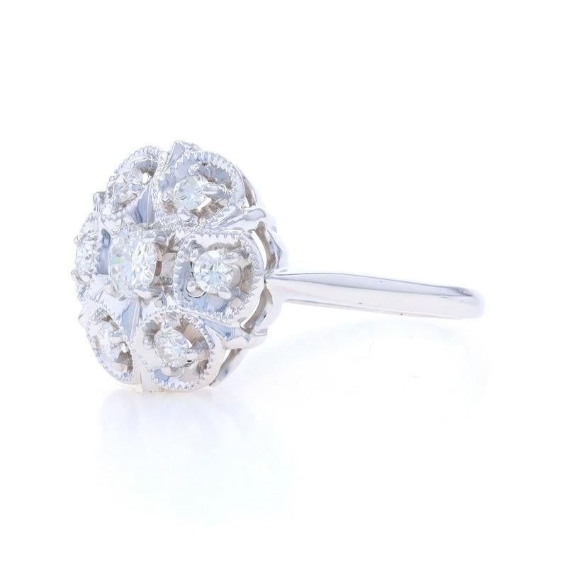 Vintage Cluster-Cocktailring aus Weißgold mit Diamanten - 14k Rd .50ctw Blumen Milgrain im Zustand „Hervorragend“ in Greensboro, NC