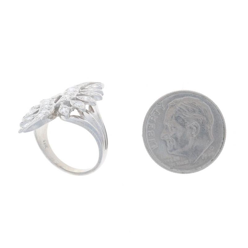 Donna Anello cocktail con cluster di diamanti vintage in oro bianco - 14k Single .55ctw Leaf Spray in vendita