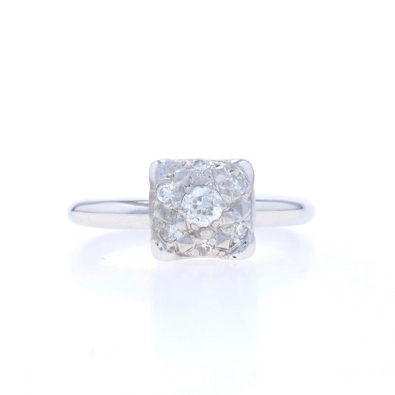 Taille : 6
Frais de taille : Up&Up 3 tailles pour $40 ou Down 2 tailles pour $30

Époque : Vintage

Contenu métallique : Or blanc 14k

Informations sur les pierres

Diamants naturels
Carat(s) : .16ctw
Coupe : européenne et simple
Couleur : G -