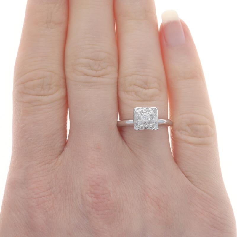 Taille simple Bague de fiançailles en or blanc avec diamant Vintage Cluster - 14k European .16ctw en vente
