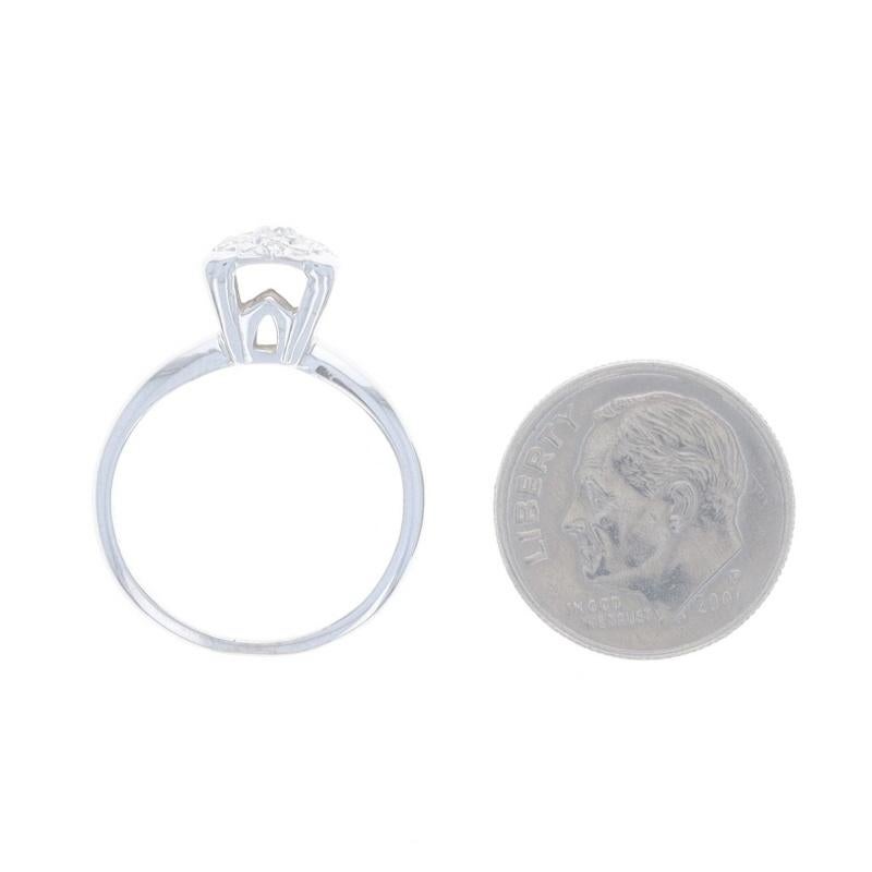 Bague de fiançailles en or blanc avec diamant Vintage Cluster - 14k European .16ctw en vente 1