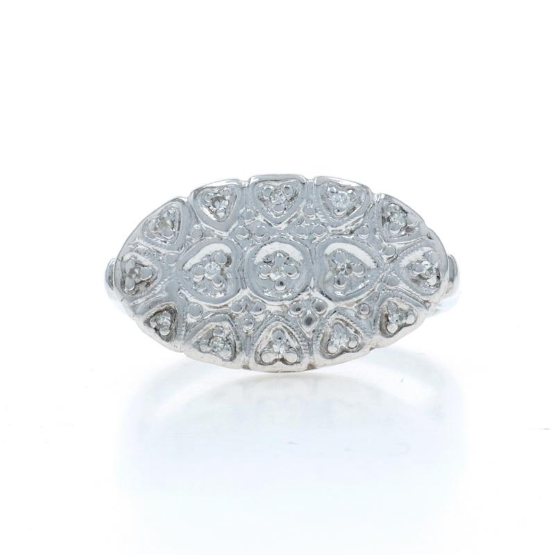 Größe: 3 3/4
Gebühr für Größenanpassung: 2 Größen höher für $40 oder eine halbe Größe niedriger für $30

Epoche: Vintage By

Metall Inhalt: 14k Weißgold

Informationen zu Stein

Natürliche Diamanten
Karat(e): .07ctw
Schnitt: Einfach
Farbe: G -