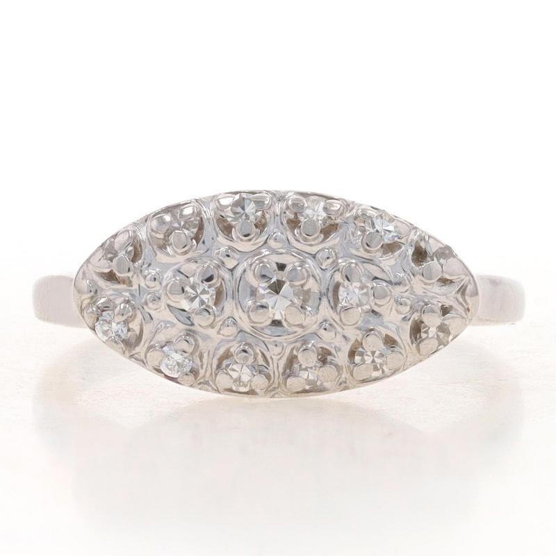 Größe: 6
Gebühr für Größenanpassung: 2 Größen höher für $35 oder 2 Größen niedriger für $30

Epoche: Vintage By

Metall Inhalt: 14k Weißgold

Informationen zu Stein

Natürliche Diamanten
Karat(e): .16ctw
Schliff: Einzel- und Rundbrillant
Farbe: F -