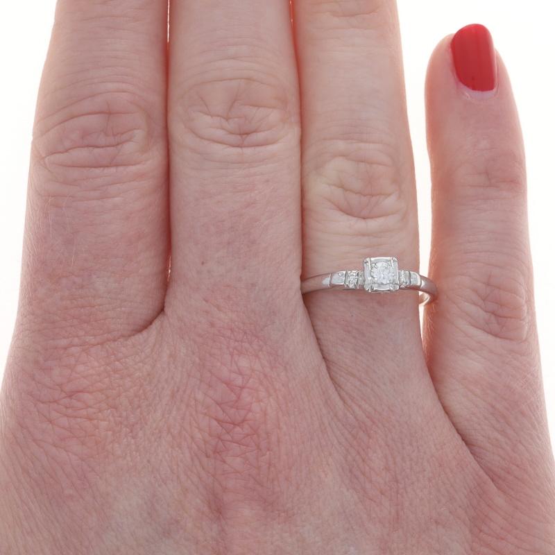 Anillo de compromiso vintage de oro blanco con diamantes 14k brillante redondo .14ctw Corte redondo en venta