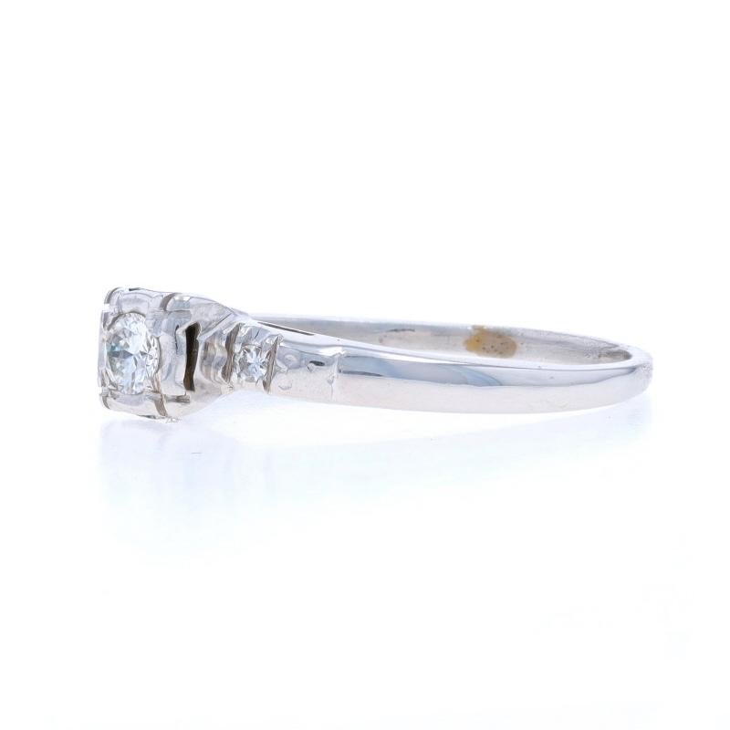 Anillo de compromiso vintage de oro blanco con diamantes 14k brillante redondo .14ctw en Excelente estado para la venta en Greensboro, NC