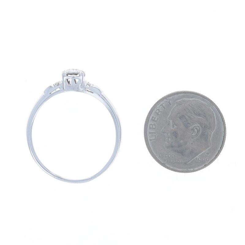 Anillo de compromiso vintage de oro blanco con diamantes 14k brillante redondo .14ctw en venta 1