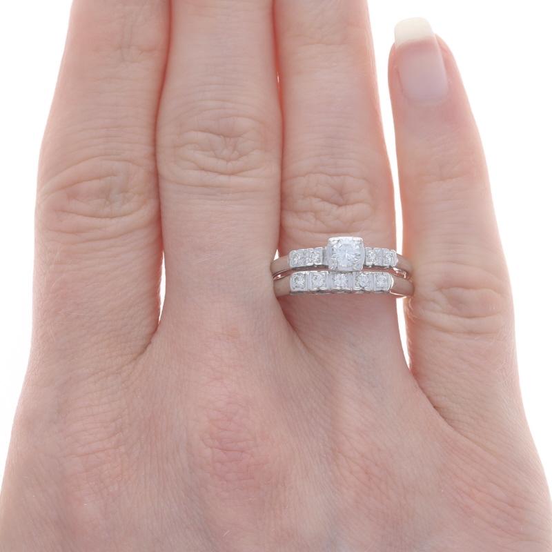 Verlobungsring & Ehering aus Weißgold mit Diamant im Vintage-Stil 18k & 14k rund .50ctw im Zustand „Hervorragend“ in Greensboro, NC